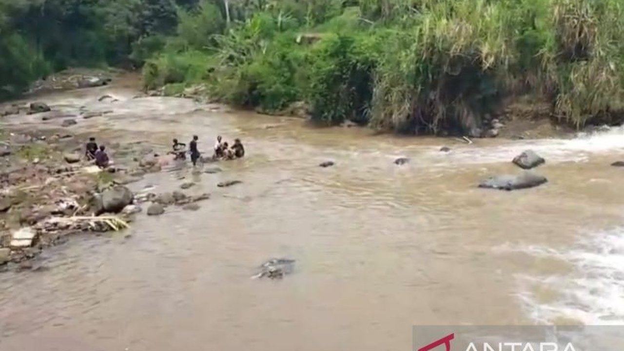 Tim SAR gabungan di Cianjur terus mengintensifkan pencarian anak hilang berusia 9 tahun yang terseret arus saat berenang di sungai Desa Ciharashas, Kecamatan Cilaku, Minggu (05/4), membuat warga cemas dan diimbau waspada.
