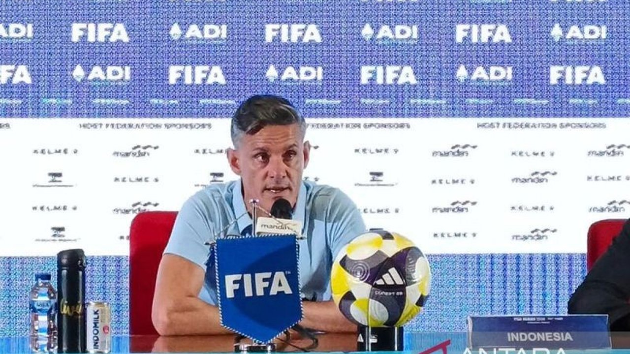 Pelatih Timnas Indonesia, John Herdman, kedapatan bermain sepak bola santai bersama warga lokal di pantai Lombok usai FIFA Series 2026, menunjukkan sisi 