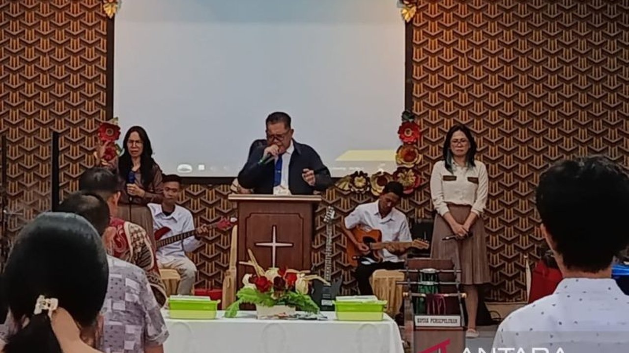 Peringatan Paskah di Manado menjadi momentum refleksi iman. Pendeta GPdI Manado mengajak umat memaknai Makna Paskah Kesederhanaan dengan berbagi dan meneladani Yesus Kristus.