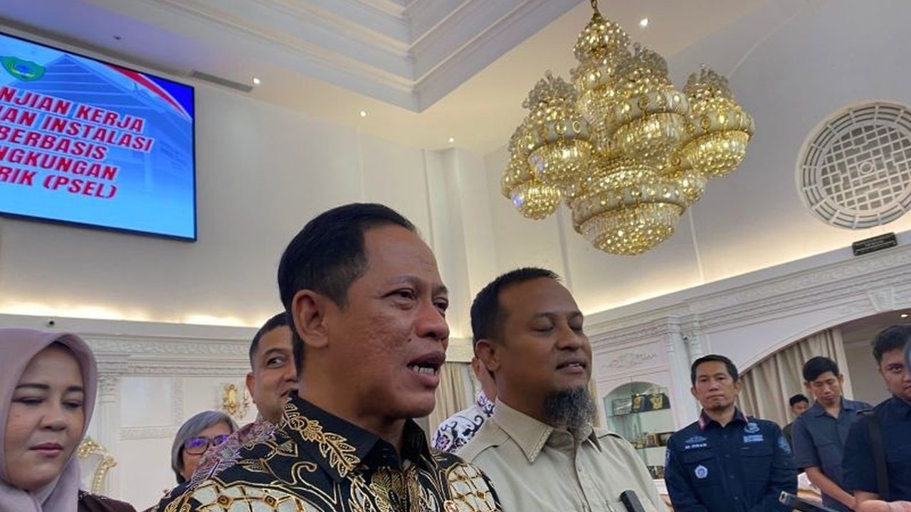 Menteri Lingkungan Hidup Hanif Faisol Nurofiq mengakui tingginya biaya penanganan sampah laut di Indonesia, menyoroti kompleksitas masalah dan urgensi pengelolaan sampah darat sebagai akar masalah.