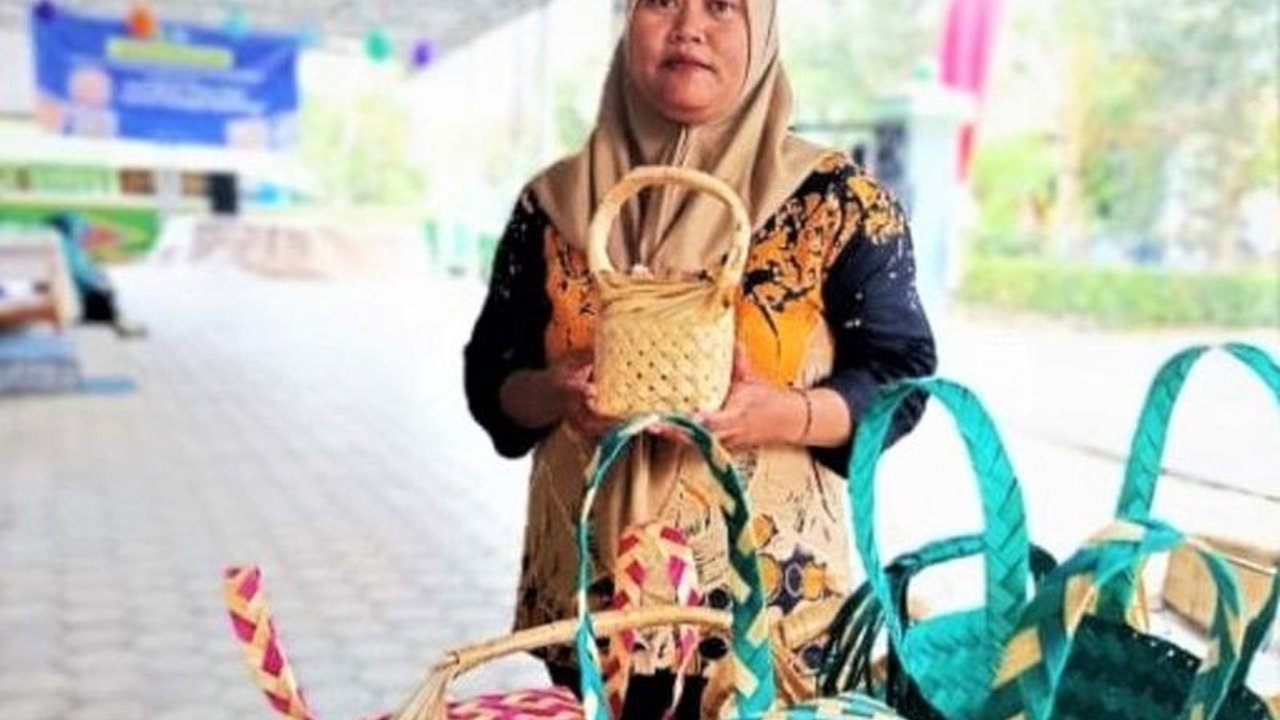 Perajin Besek Bambu Magetan di Desa Durenan terus berkreasi dan berinovasi mengikuti permintaan pasar yang dinamis, bahkan mampu bertahan serta berkembang pesat di tengah pandemi COVID-19.