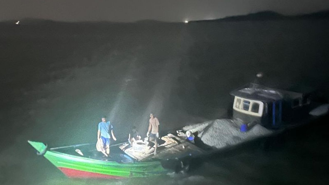 KRI Alamang-644 berhasil menggagalkan upaya pencurian granit di perairan Selat Gelam, Karimun, Kepulauan Riau, mengamankan sebuah kapal beserta lima ABK yang terlibat.