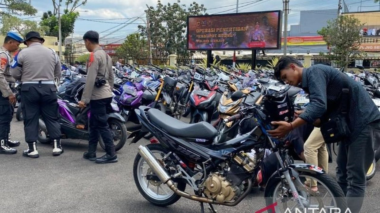 Polres Cianjur terus menggencarkan razia knalpot bising di sejumlah jalur protokol, mengamankan ratusan sepeda motor yang tidak standar. Langkah ini diambil menyusul banyaknya keluhan masyarakat terhadap polusi suara dan akan terus berlanjut tanpa henti.