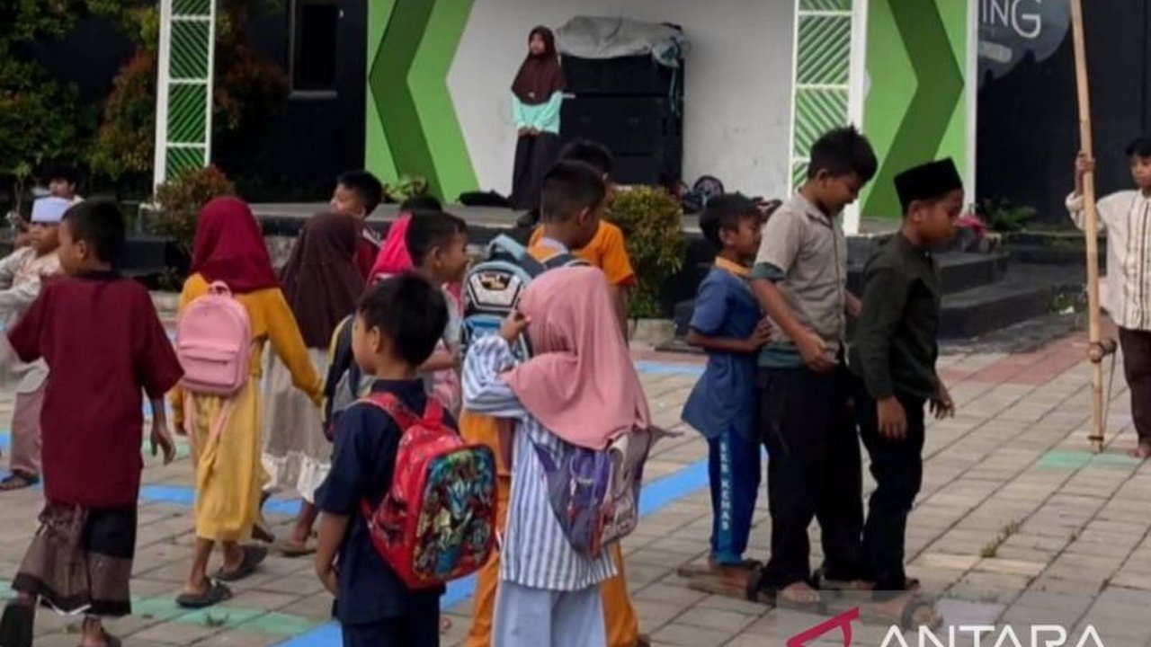 Kampung Pekijing di Serang sukses menerapkan PP Tunas melalui permainan tradisional dan literasi digital. Inisiatif ini efektif batasi ketergantungan gawai anak, menjadikannya percontohan lingkungan sehat di era digital.