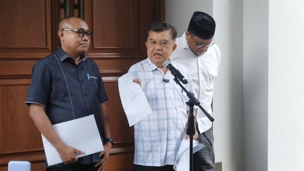 Mantan Wakil Presiden Jusuf Kalla (JK) membantah keras tudingan dirinya mendanai pihak-pihak yang mempersoalkan keaslian ijazah Presiden Jokowi dan akan menempuh jalur hukum ke Bareskrim Polri.