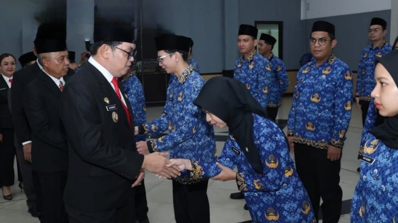 Pemerintah Kota Singkawang memastikan keberlanjutan kontrak PPPK Paruh Waktu di tengah isu nasional. Bagaimana Pemkot Singkawang menjaga komitmen ini dan menjamin anggaran tetap aman?