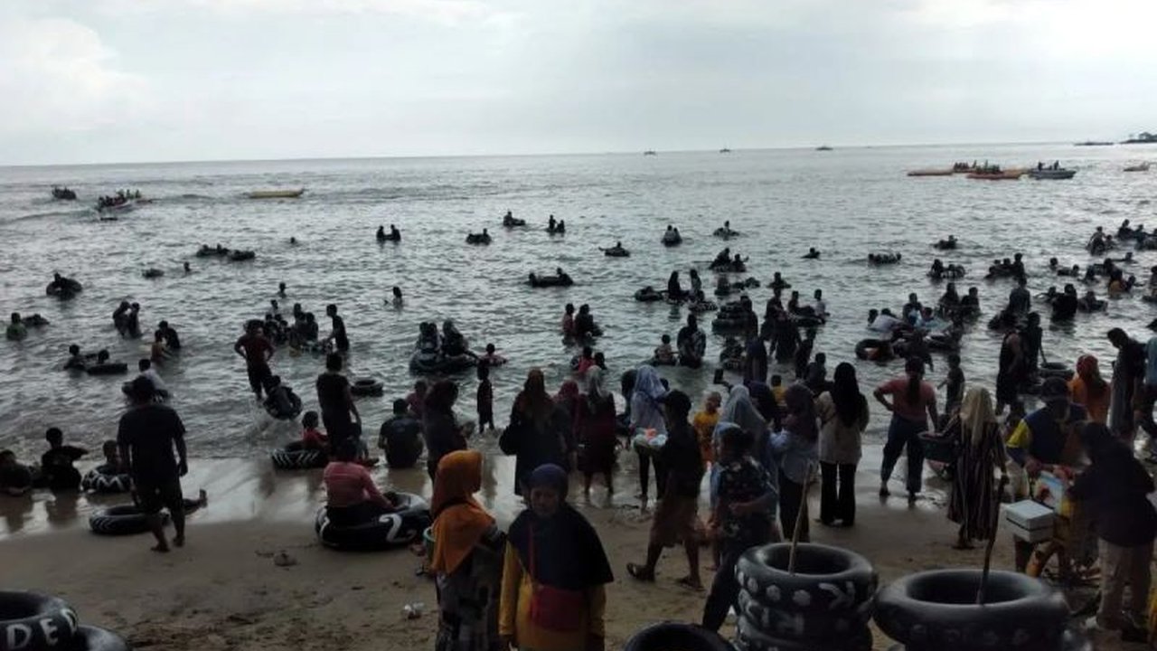 Kawasan wisata Pantai Carita di Pandeglang menjadi magnet bagi ribuan wisatawan lokal selama Liburan Paskah 2026, menawarkan pesona alam yang memikat dan pengalaman berlibur yang tak terlupakan.