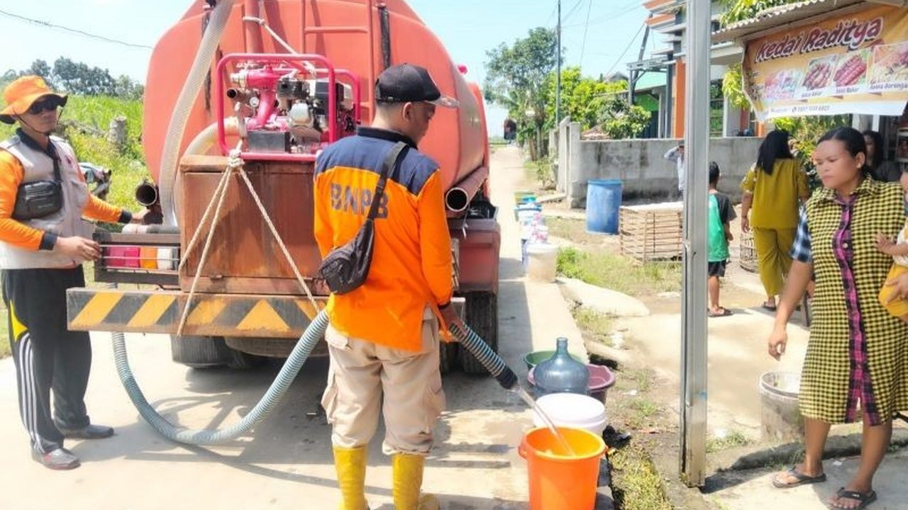 Setelah banjir surut, BPBD Demak mengambil langkah sigap dengan mendistribusikan air bersih dan membersihkan lumpur di jalanan. Simak upaya pemulihan pasca banjir di Demak.