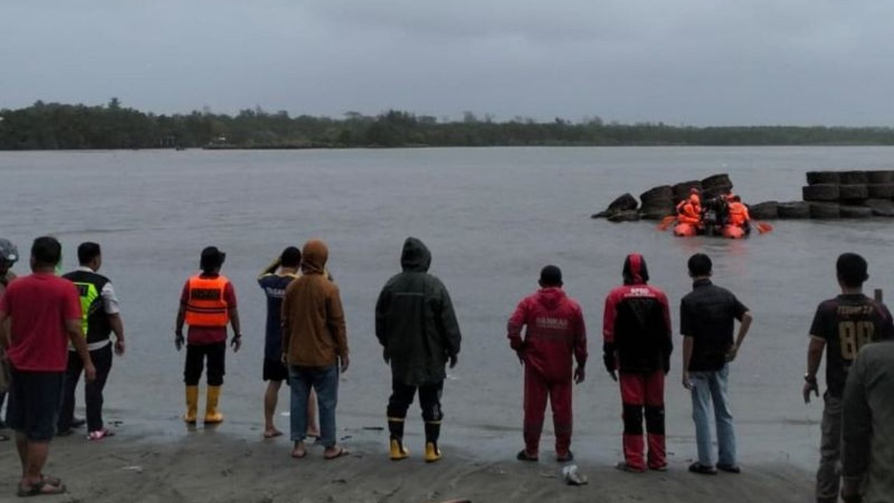 Kantor SAR Bengkulu mengerahkan tim pencarian untuk nelayan yang hilang setelah kapal karam di Pantai Pasir Putih akibat cuaca buruk. Operasi SAR Bengkulu Cari Nelayan Hilang ini masih berlangsung.