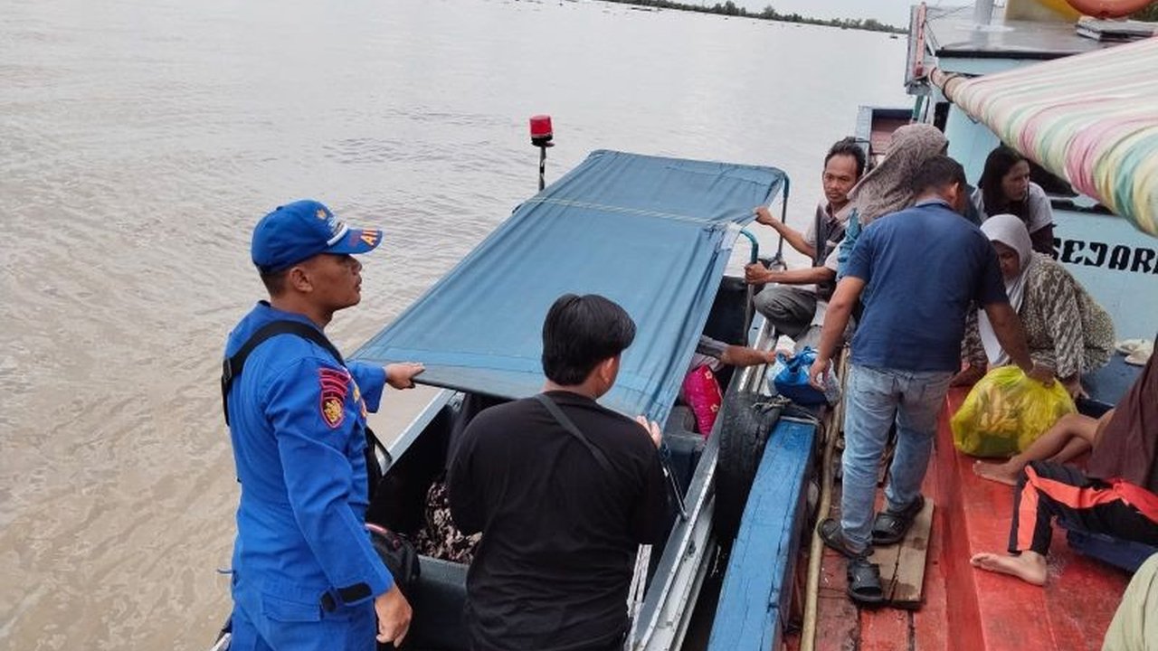 Ditpolairud Polda Sumsel berhasil mengevakuasi nelayan yang sakit parah menggunakan fasilitas Ambulans Apung. Aksi cepat tanggap ini menunjukkan komitmen Polri dalam memberikan pelayanan humanis bagi masyarakat pesisir.