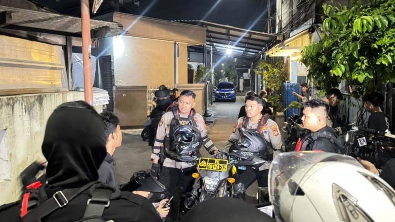 Polisi menggerebek pesta miras di Batu Ampar, Jakarta Timur, mengamankan sejumlah remaja yang juga terindikasi terlibat tawuran dan balap liar. Simak detail penindakan dan upaya menjaga kamtibmas.