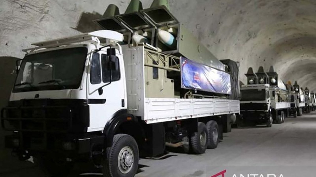 Korps Garda Revolusi Islam Iran (IRGC) mengklaim telah menembak jatuh pesawat AS di selatan Isfahan, yang sedang mencari pilot jet tempur F-15E. Insiden ini menambah daftar ketegangan antara Iran dan AS di tengah konflik yang memanas.