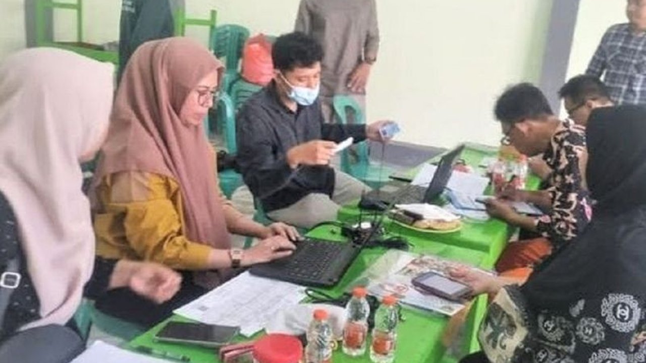 Dinas Dukcapil Kota Madiun gelar layanan Dukcapil Madiun Jemput Bola untuk pemutakhiran data kependudukan pasca pemekaran RT di Kelurahan Banjarejo, permudah warga tanpa harus ke kantor.