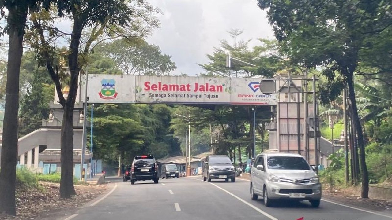 Polres Garut memberlakukan rekayasa lalu lintas satu arah sepenggal demi mengurai kepadatan arus kendaraan dari arah timur menuju Bandung selama libur Paskah. Simak detail pengaturannya!