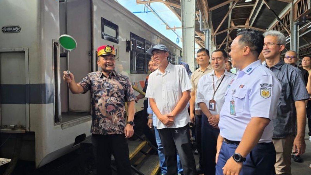 PT KAI Daop 4 Semarang mencatat lonjakan signifikan penumpang kereta api selama periode Libur Paskah, dengan ratusan ribu orang bepergian. Penasaran rute favorit dan dampaknya pada wisata lokal?