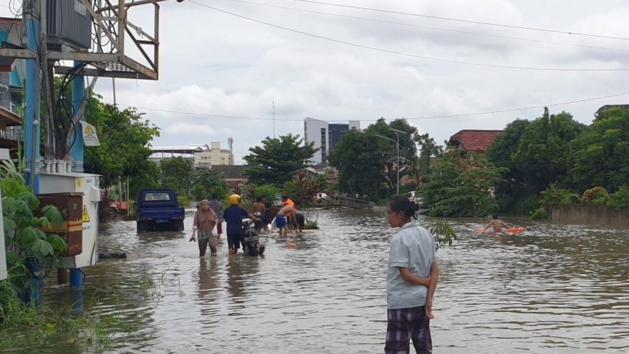 Hujan lebat mengakibatkan Banjir Palembang melanda sejumlah permukiman dan jalan protokol hingga 30 cm, memicu kemacetan serta keluhan warga.