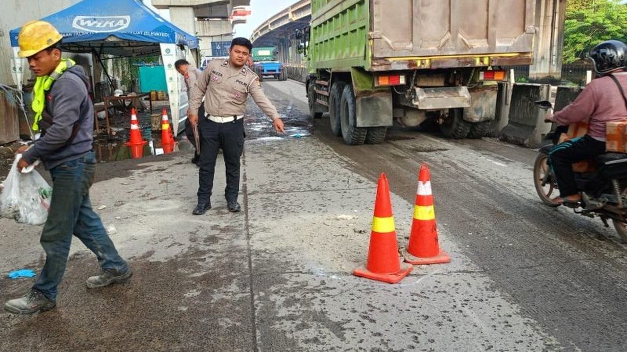 Kecelakaan maut di Jalan Martadinata, Pademangan, Jakarta Utara, menewaskan seorang pemotor berusia 26 tahun. Korban meninggal usai motornya terpeleset dan terlindas truk kontainer, menggemparkan warga.