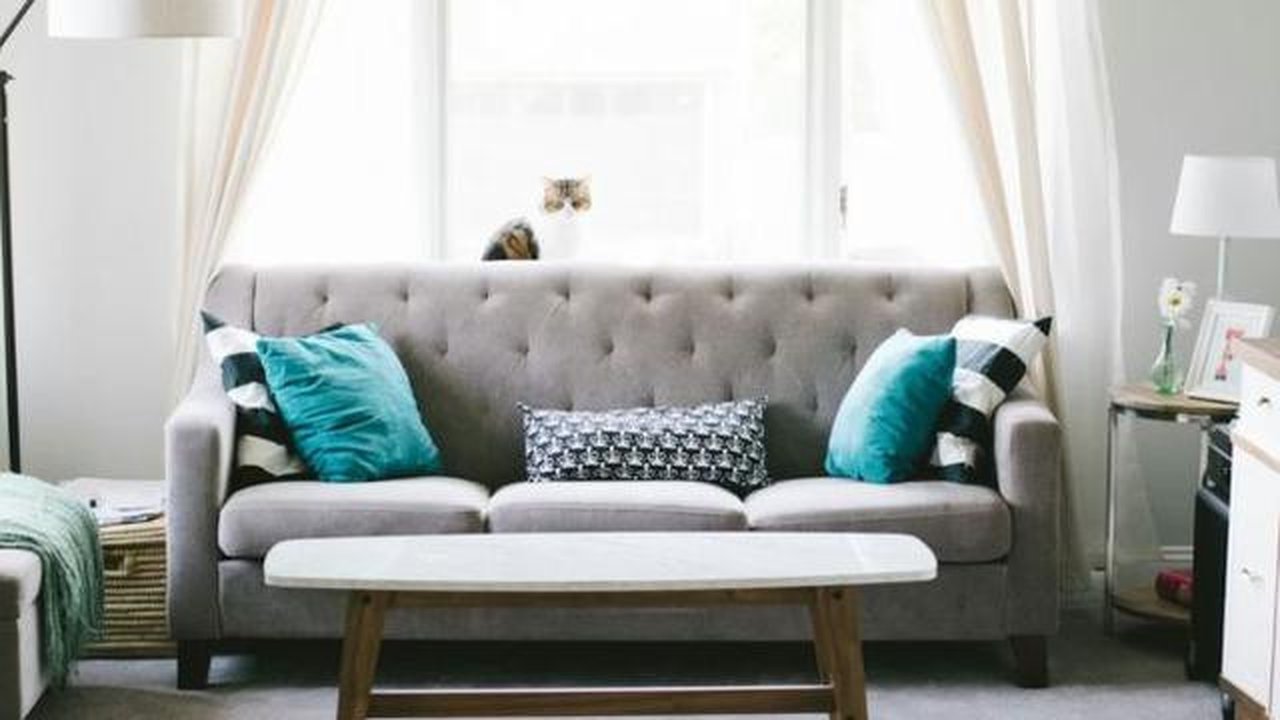Ilustrasi Tips Memilih Sofa untuk Ruang Tamu Sempit/Photo by Nathan Fertig on Unsplash