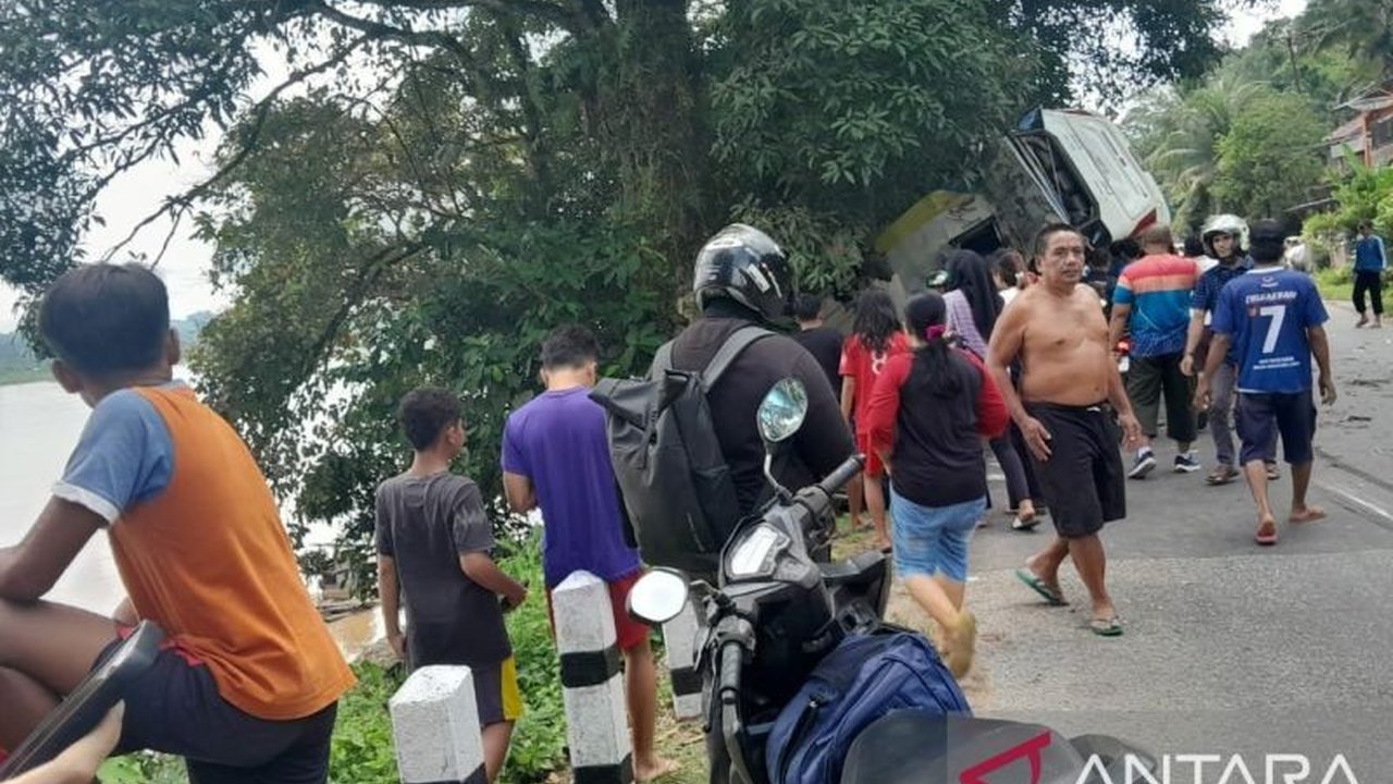Tragedi Kecelakaan Bus Damri Sanggau rute Sintang-Pontianak menelan satu korban jiwa dan puluhan luka-luka. Dugaan rem blong menjadi sorotan utama dalam insiden yang terjadi di jalan menurun dan berbelok ini.