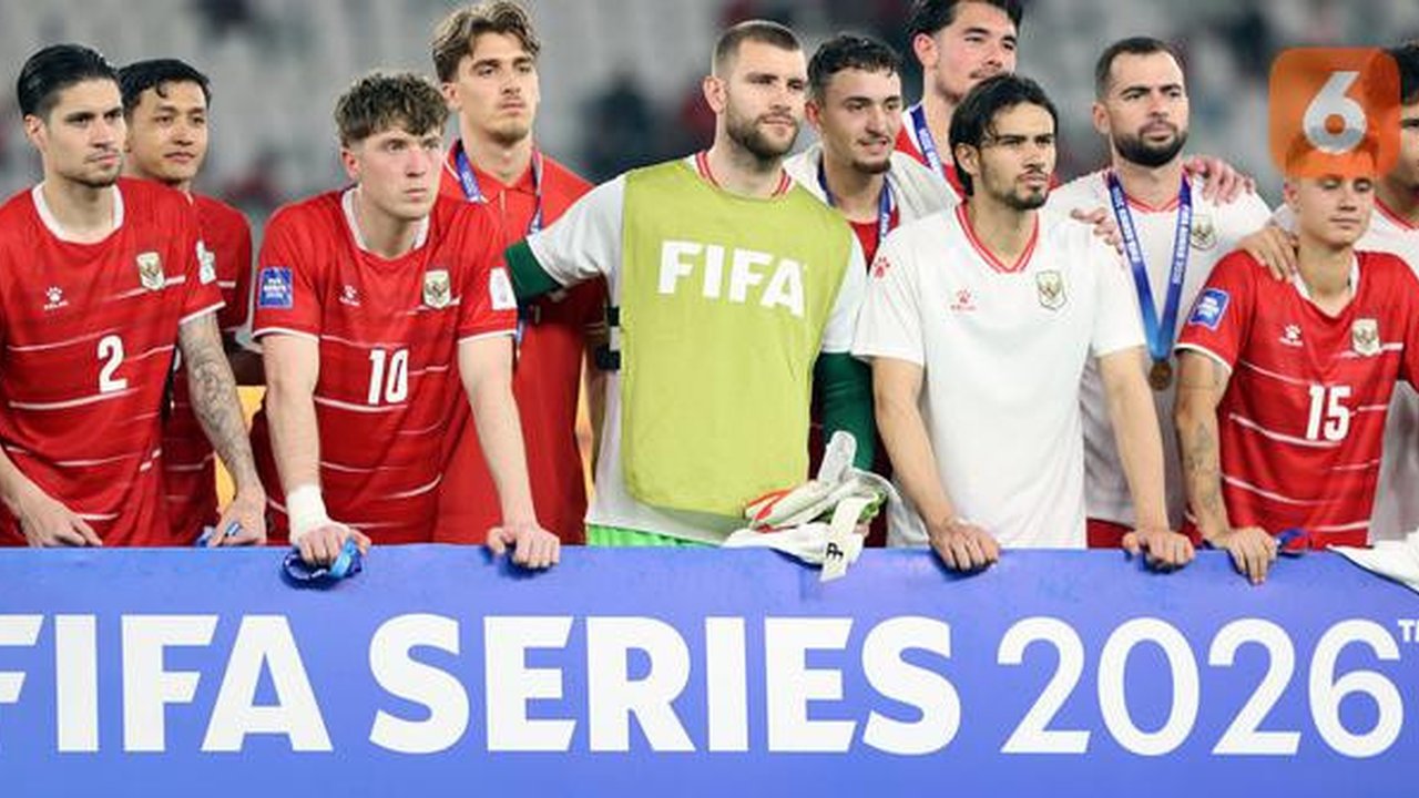 Para pemain Timnas Indonesia berfoto bersama sebagai runner up setelah laga final FIFA Series 2026 melawan Bulgaria di tadion Utama Gelora Bung Karno, Senayan, Jakarta, Senin (30/03/2026). (B