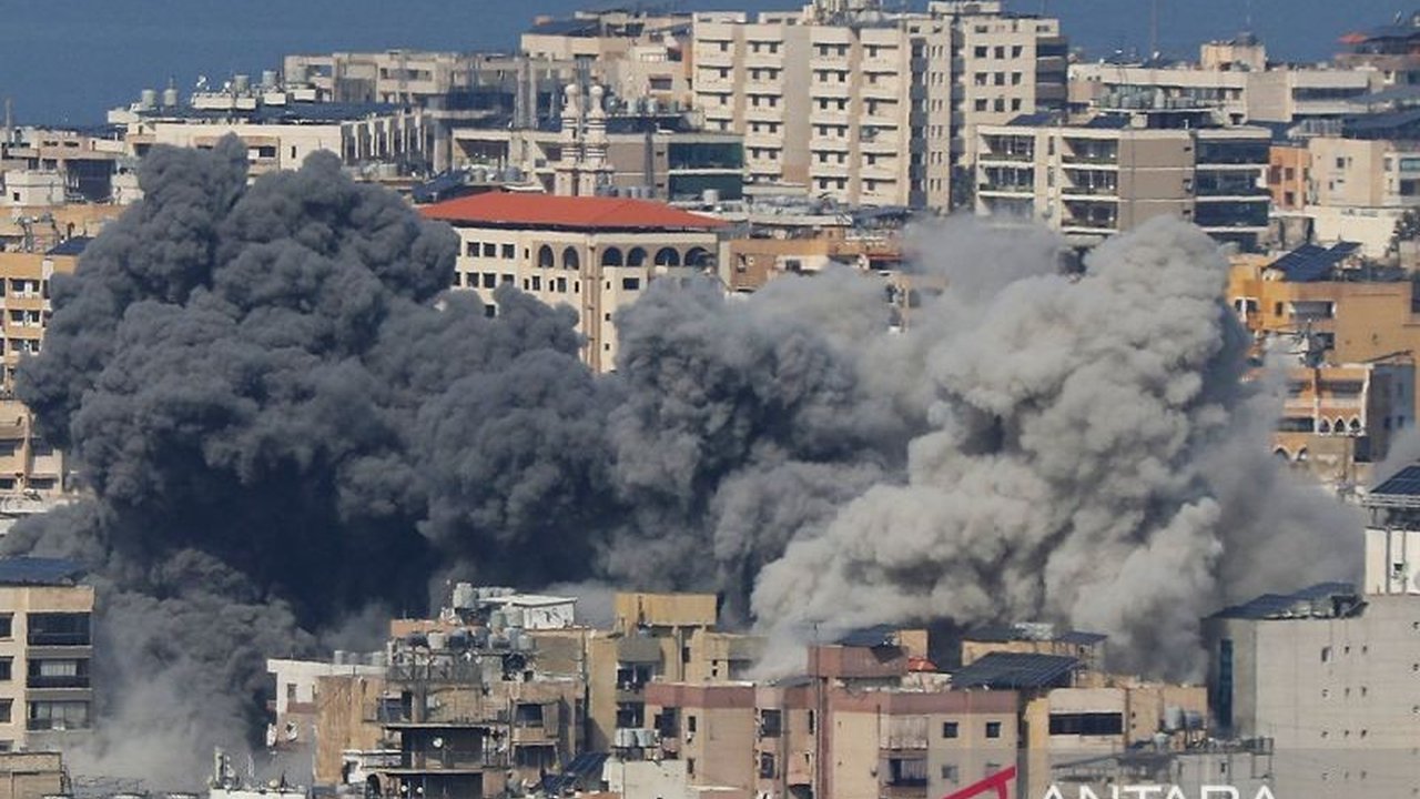 Serangan udara Israel kembali mengguncang pinggiran selatan Beirut, Lebanon, menewaskan empat orang dan melukai puluhan lainnya, memperparah ketegangan di kawasan tersebut.