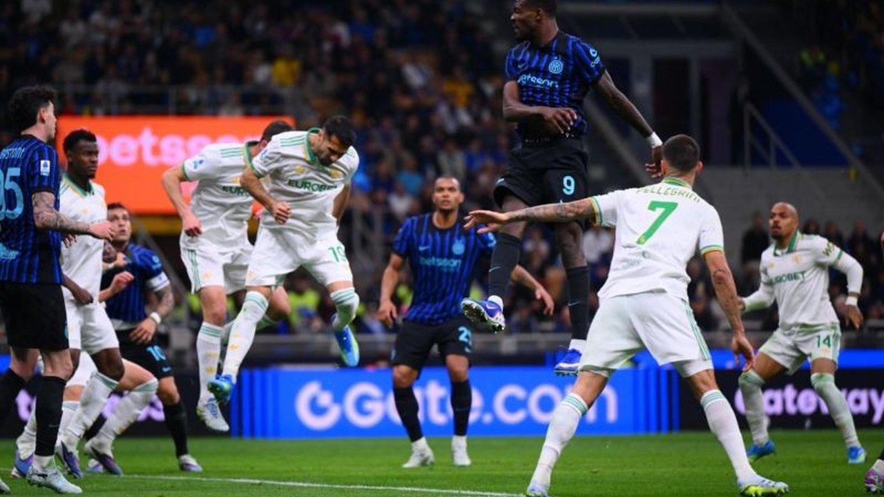 Inter Milan semakin kokoh di puncak Liga Italia setelah meraih kemenangan telak 5-2 atas AS Roma. Kemenangan ini memperlebar jarak poin dan mengukuhkan dominasi Nerazzurri di puncak klasemen.