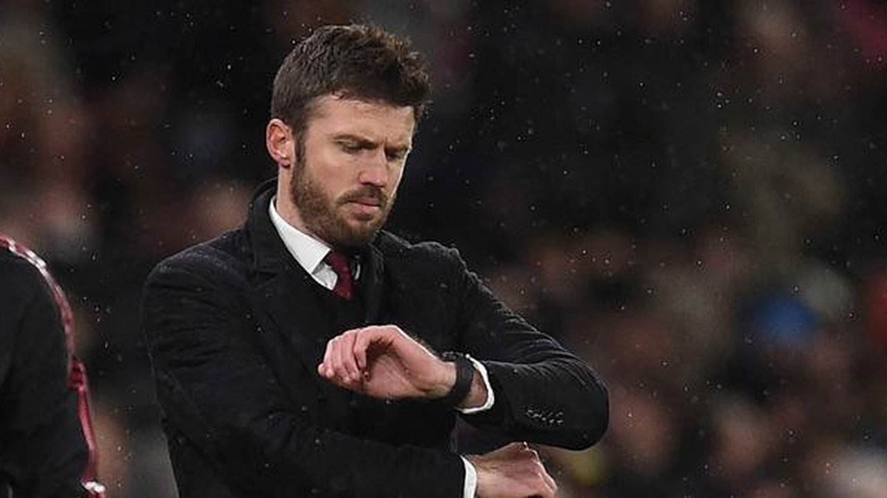 Hal itu disampaikan MU di laman resmi klub pada Rabu (14/1/2026) dini hari WIB. Tampak dalam foto, Michael Carrick saat masih menjadi pelatih sementara Manchester United melihat arlojinya sel