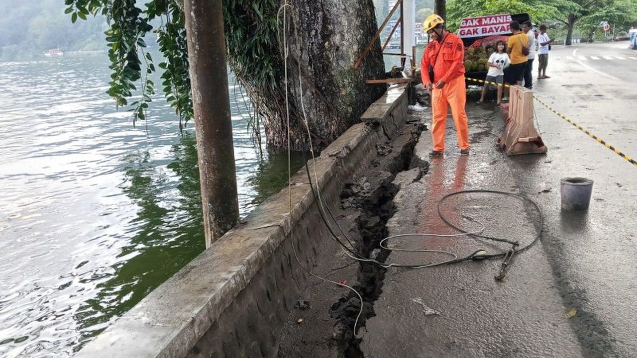 Polisi dan BPBD Ponorogo bergerak cepat menangani insiden talud ambles di tepi Telaga Ngebel yang terjadi setelah hujan deras, mengamankan area dan mengantisipasi longsor susulan untuk keselamatan warga.
