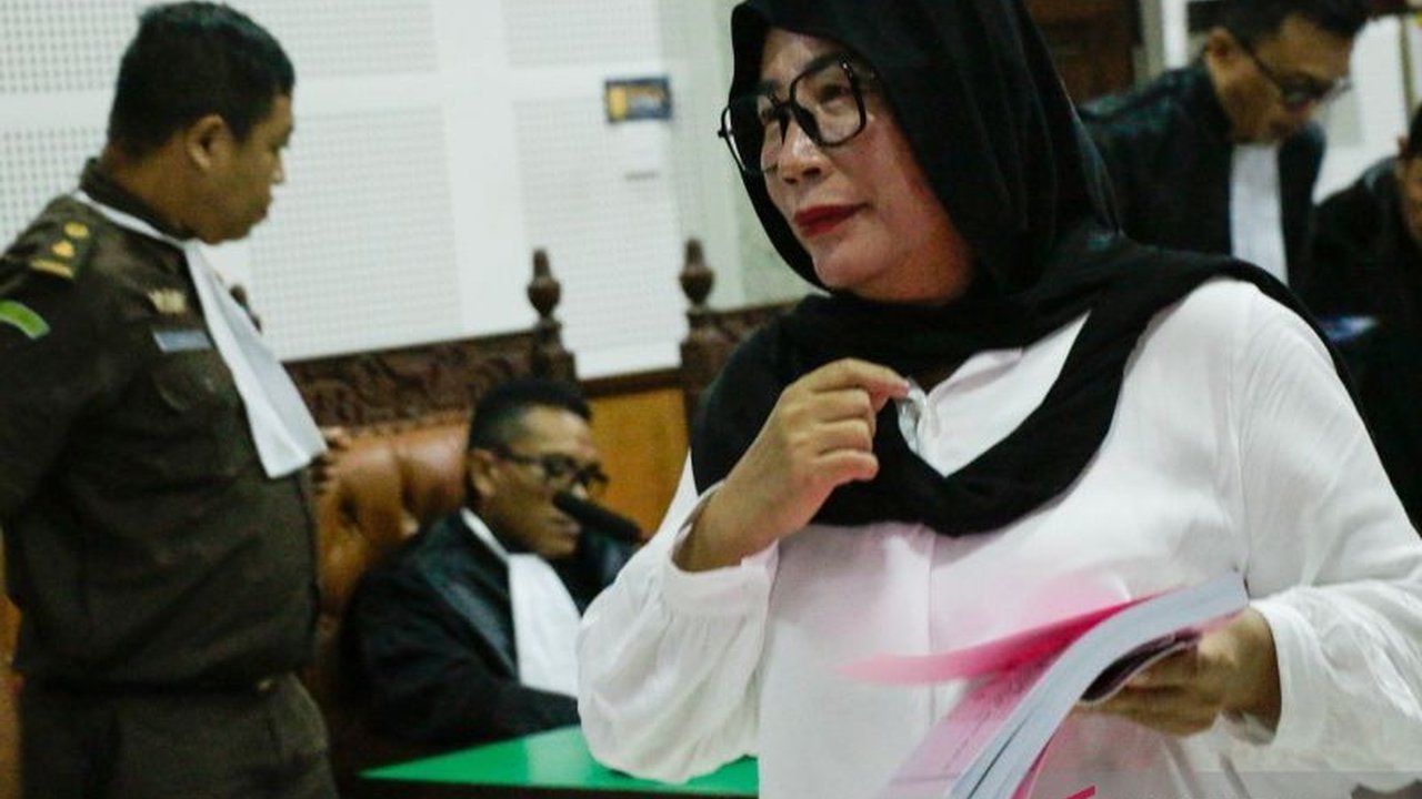 Seorang pengusaha di Gili Trawangan menghadapi tuntutan jaksa untuk membayar kerugian negara Rp1,4 miliar terkait kasus Korupsi Lahan Gili Trawangan. Simak detail tuntutan dan para terdakwa lainnya yang terlibat dalam kasus ini.