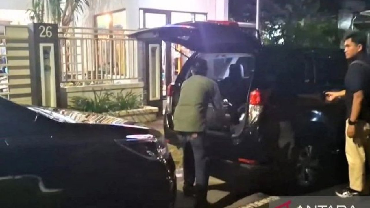 Tim penyidik KPK melakukan penggeledahan di rumah Kepala Diskominfo Kota Madiun, Noor Aflah, diduga terkait pengembangan kasus korupsi mantan Wali Kota Maidi. Penggeledahan ini mengamankan sejumlah barang bukti penting.