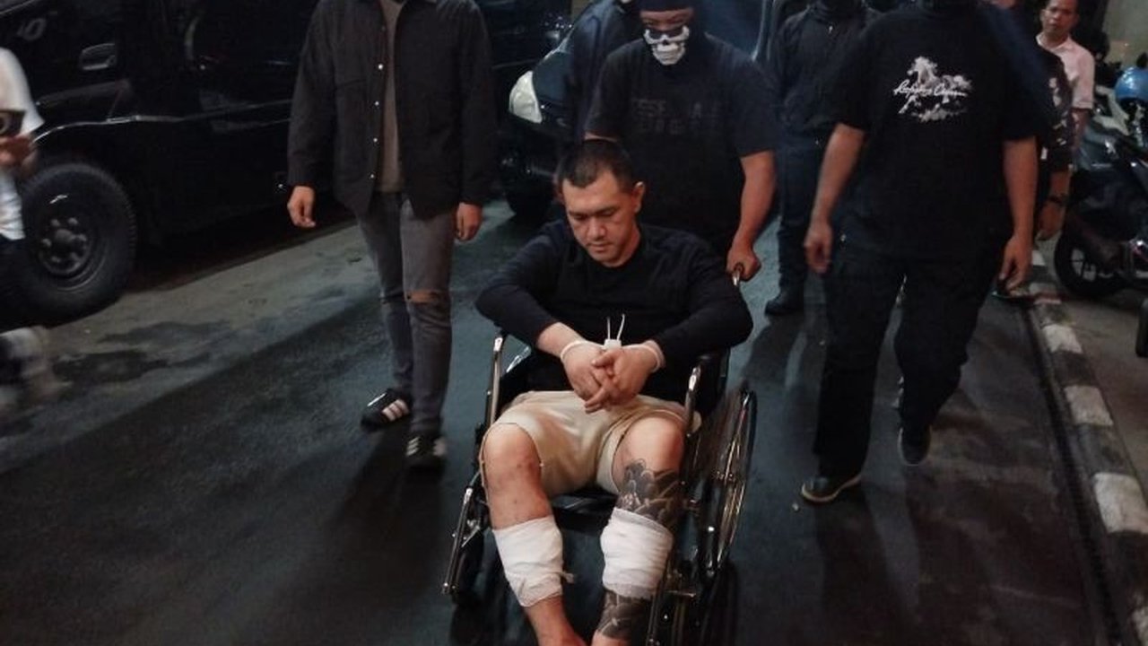 Buron Narkoba The Doctor, Andre Fernando alias Charlie, pemasok sabu-sabu ke jaringan Koko Erwin dan White Rabbit, telah tiba di Bareskrim Polri untuk pemeriksaan intensif usai ditangkap di Malaysia.