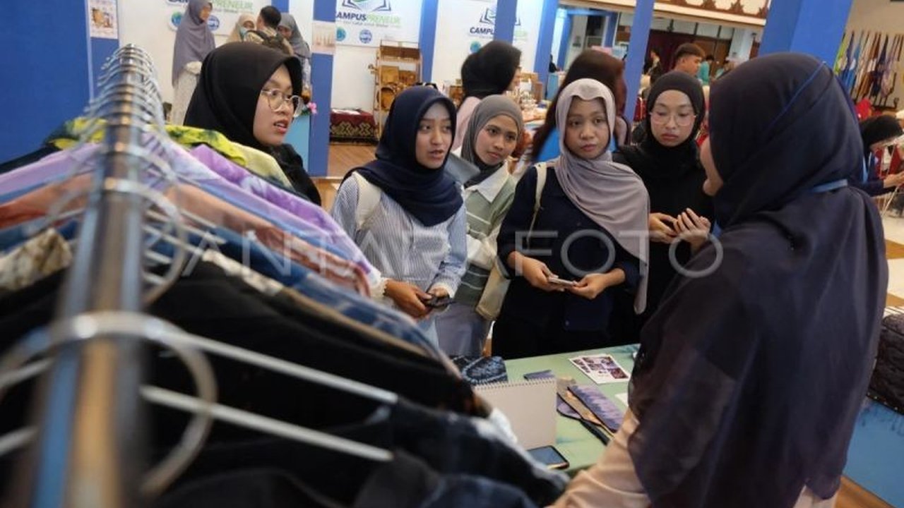 Wakil Menteri UMKM Helvi Moraza menekankan bahwa penguatan kewirausahaan menjadi strategi vital untuk menghadapi puncak bonus demografi Indonesia pada tahun 2030 dan menjawab tantangan ekonomi masa depan, mendorong pertumbuhan ekonomi nasional.