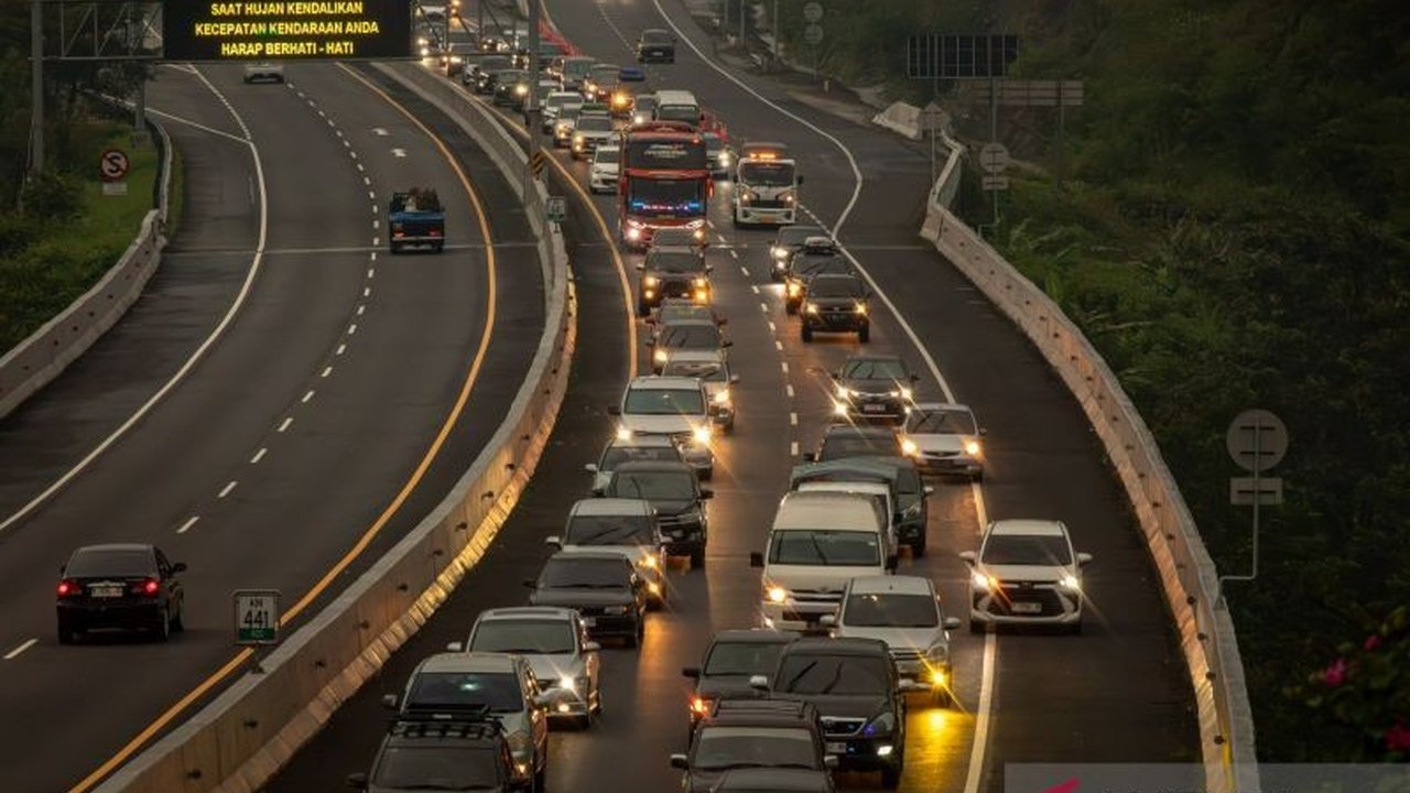 Tradisi mudik Lebaran 2026 tidak hanya mempererat tali silaturahmi, tetapi juga menjadi mesin pendorong utama dampak ekonomi Indonesia, mengalirkan triliunan rupiah dari perkotaan ke pedesaan dan menghidupkan berbagai sektor usaha.