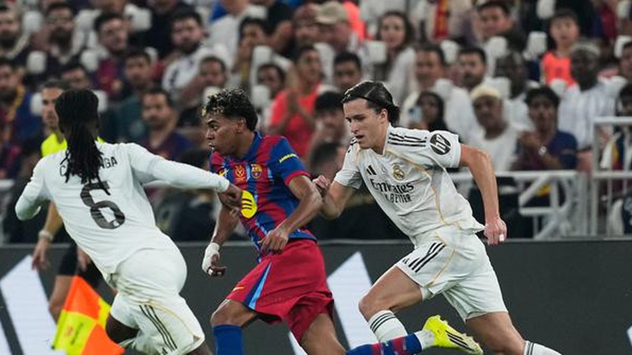 Lamine Yamal menggiring bola di samping Eduardo Camavinga dan Alvaro Carreras dalam laga final Piala Super Spanyol di King Abdullah Sports City Stadium, Jeddah, 12 Januari 2026. (AP Photo/Alt