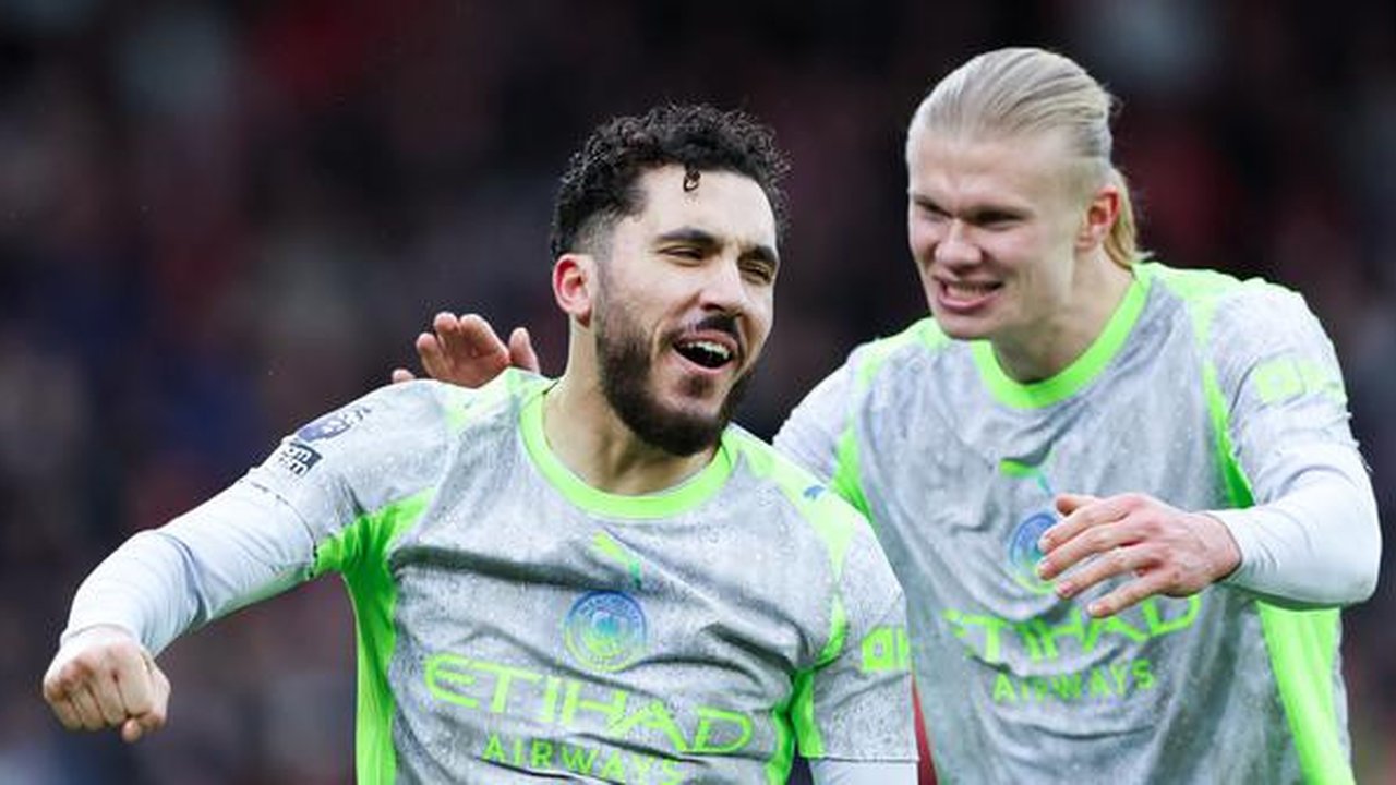 Pemain Manchester City, Rayan Cherki, bersama Erling Haaland merayakan gol ke gawang Nottingham Forest pada laga pekan ke-18 Premier League di Stadion The City Ground, Sabtu (27/12/2025). (Ba