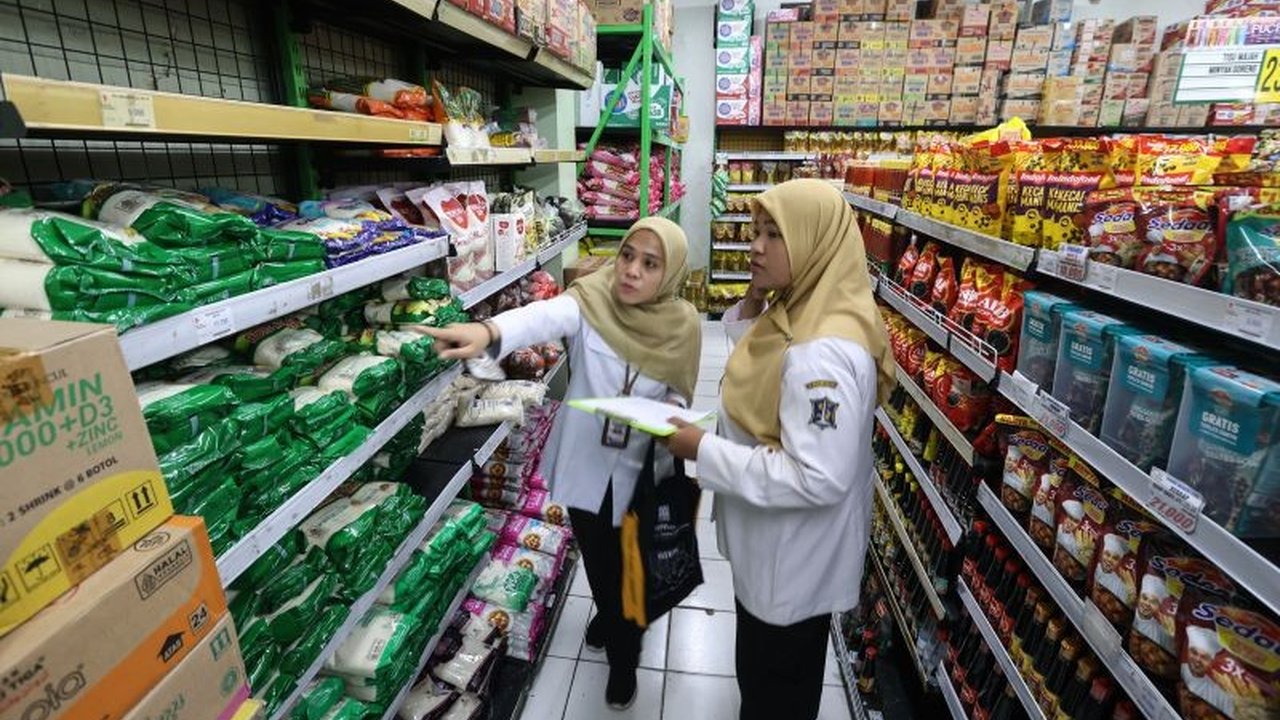 Pemerintah Kota Surabaya bergerak cepat mencari solusi atas dampak kenaikan harga plastik yang memukul UMKM. Berbagai langkah strategis disiapkan agar UMKM tetap berdaya dan ekonomi stabil di tengah tantangan ini.