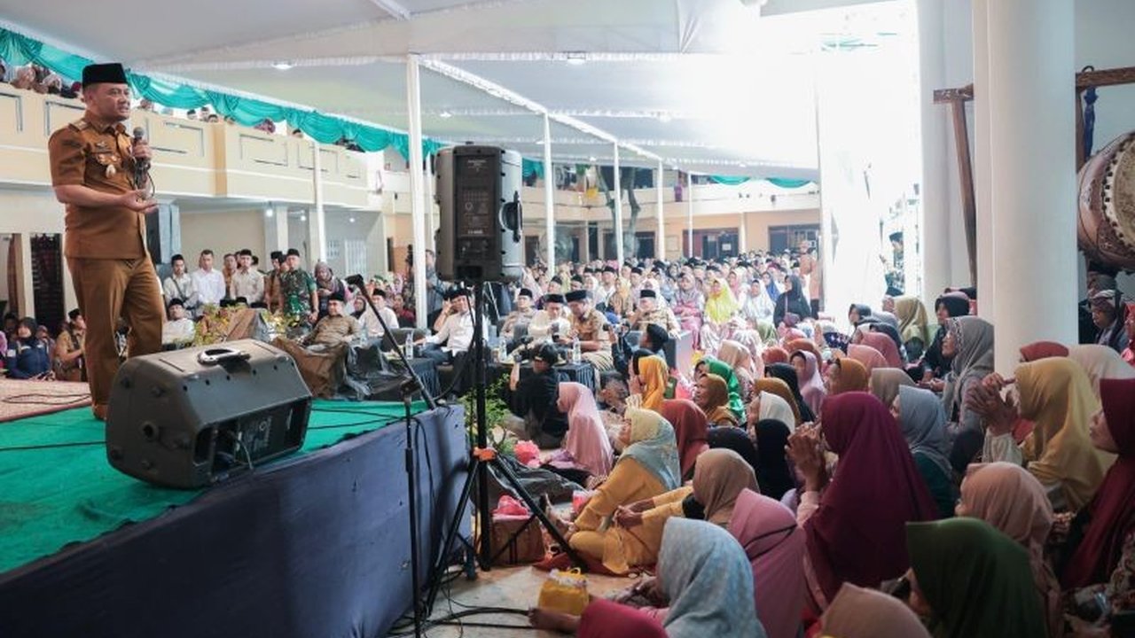 Gubernur Jawa Tengah mengajak masyarakat meneladani KH Dalhar, ulama pejuang yang mengajarkan nilai-nilai persatuan nasionalisme dan bela negara, relevan untuk menjaga keutuhan bangsa.