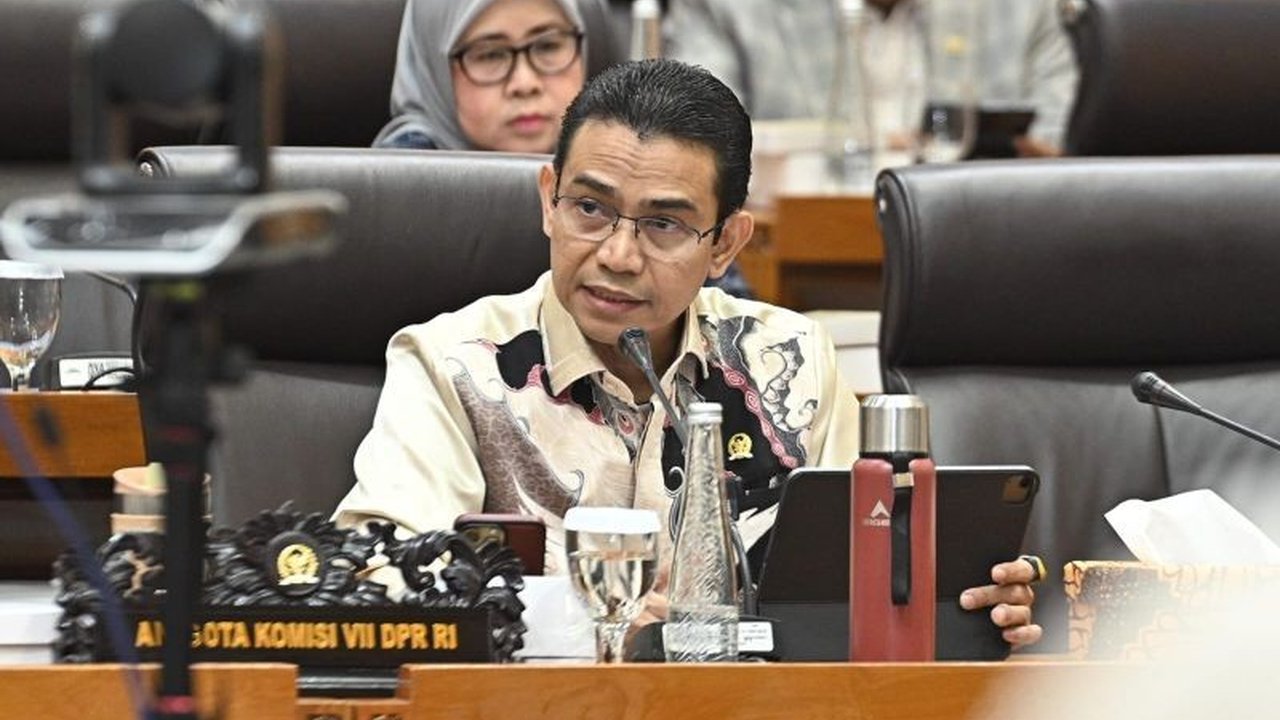 Anggota Komisi VII DPR RI mendesak percepatan realisasi jalur penyeberangan Ro-Ro Dumai-Melaka sebagai strategi konkret untuk menggaet potensi wisatawan ASEAN, sekaligus menopang sektor industri dan investasi Indonesia.