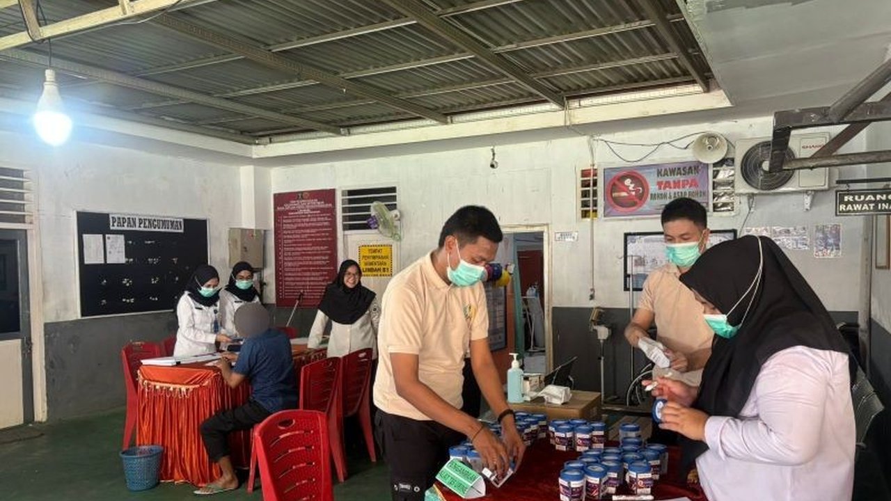 Lapas Kelas IIA Gorontalo menggelar tes narkoba menyeluruh bagi petugas dan warga binaan. Hasilnya, seluruh 318 peserta dinyatakan negatif, menegaskan komitmen Lapas Gorontalo bersih narkoba dan upaya pencegahan efektif.