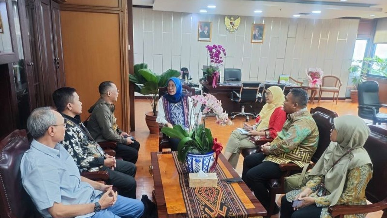 Kementerian Kehutanan RI menindaklanjuti permohonan izin tambang rakyat di Gorontalo, khususnya di Kabupaten Pohuwato, memberikan sinyal positif bagi legalisasi aktivitas pertambangan masyarakat. Proses Kementerian Kehutanan Izin Tambang Rakyat Gorontalo.
