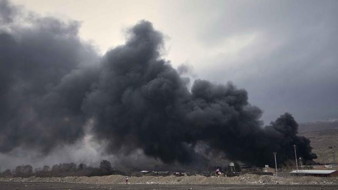 Tim pemadam kebakaran dan darurat Iran terus berjibaku memadamkan kobaran api akibat serangan tersebut. Tampak dalam foto, kepulan asap tebal membubung dari fasilitas penyimpanan minyak yang