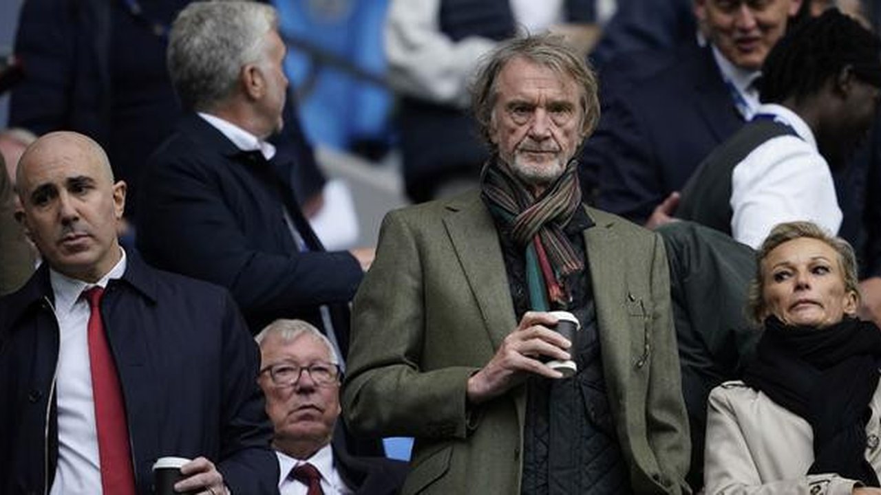 Sir Jim Ratcliffe ketika hadir di Stadion Etihad untuk menyaksikan laga Manchester City vs Manchester United pada pekan ke-4 Premier League 2025/2026 - AP Photo/Dave Thompson