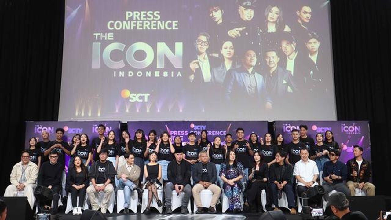 Deputy Director Programming SCTV, Banardi Rachmat (kedelapan kiri duduk) saat memberi keterangan terkait peluncuran ajang pencarian bakat The Icon Indonesia di SCTV Tower, Jakarta, Senin (6/4