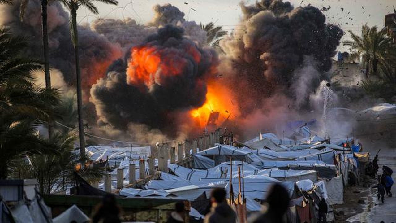 Bola api meletus setelah serangan udara Israel menghantam sebuah lokasi dekat tenda-tenda penampungan pengungsi Palestina di Deir el-Balah, Jalur Gaza tengah pada 25 Maret 2026. Sebuah serang