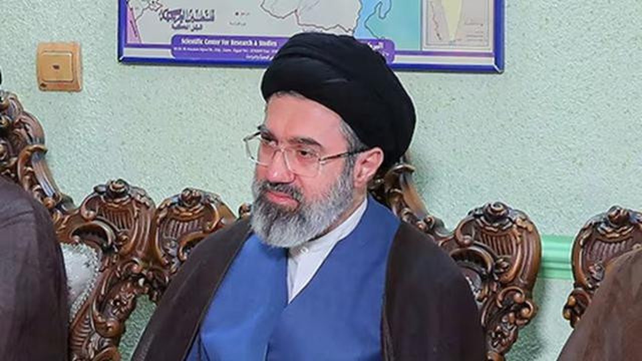 Mojtaba Khamenei, putra kedua Ali Khamenei, terpilih sebagai pemimpin tertinggi ketiga Iran. Foto ini disediakan oleh kantor pemimpin tertinggi Iran dan diambil pada Oktober 2024. (Dok. AFP)