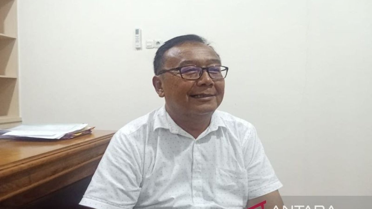Seorang penjaga perlintasan kereta api di Batang ditetapkan sebagai tersangka atas kelalaiannya yang menyebabkan seorang pengendara motor tewas tertabrak kereta. Kasus Penjaga Perlintasan Batang Tersangka ini masih dalam proses penyidikan oleh pihak kepol