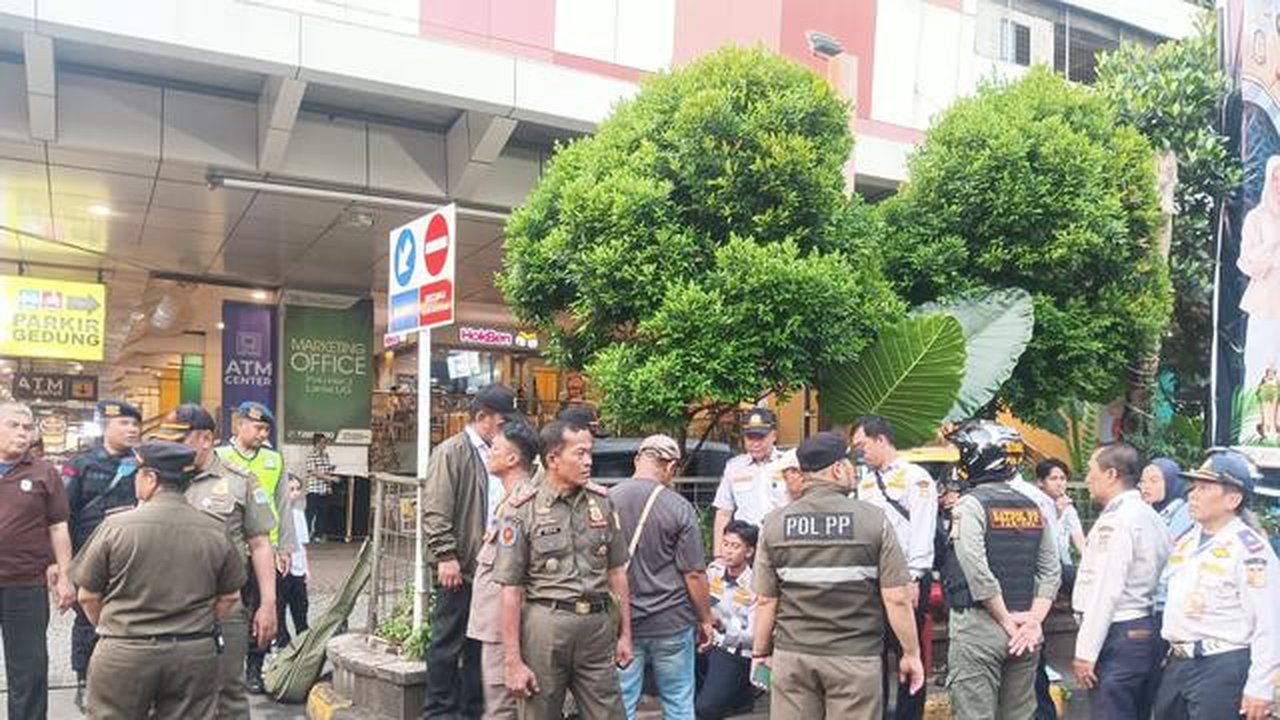 Satpol PP menindak dugaan praktik pungutan liar (pungli) oleh juru parkir (Jukir) di kawasan Blok M Square, Jalan Melawai V, Kebayoran Baru, Jakarta Selatan. (Satpol PP DKI Jakarta)
