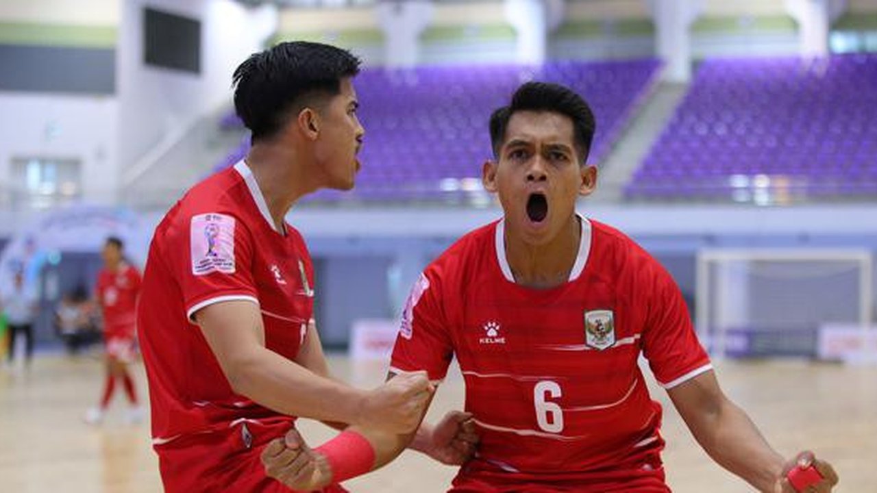 Pemain Timnas Futsal Indonesia, Andreas Dwi melakukan selebrasi usai mencetak gol ke gawang Australia pada laga terakhir Grup B Piala AFF Futsal 2026 di Nonthaburi Hall, Bangkok, Thailand, Ra