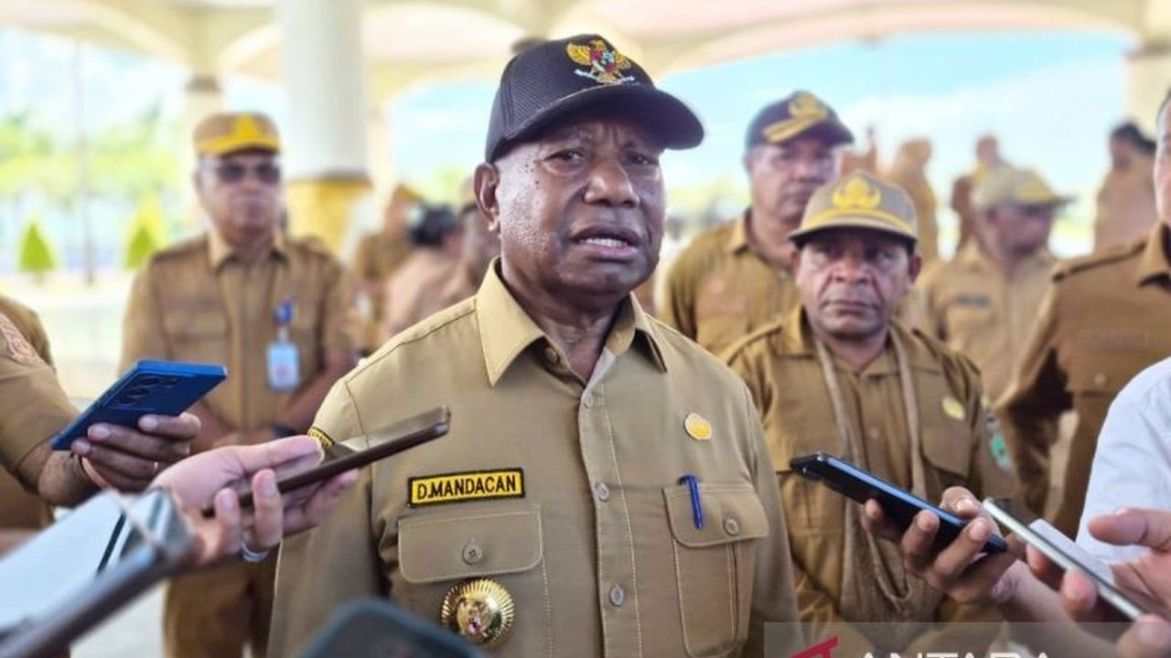 Gubernur Papua Barat Dominggus Mandacan memastikan ketersediaan BBM Papua Barat aman, meminta masyarakat tidak panik buying dan membeli sesuai kebutuhan untuk menjaga pasokan.
