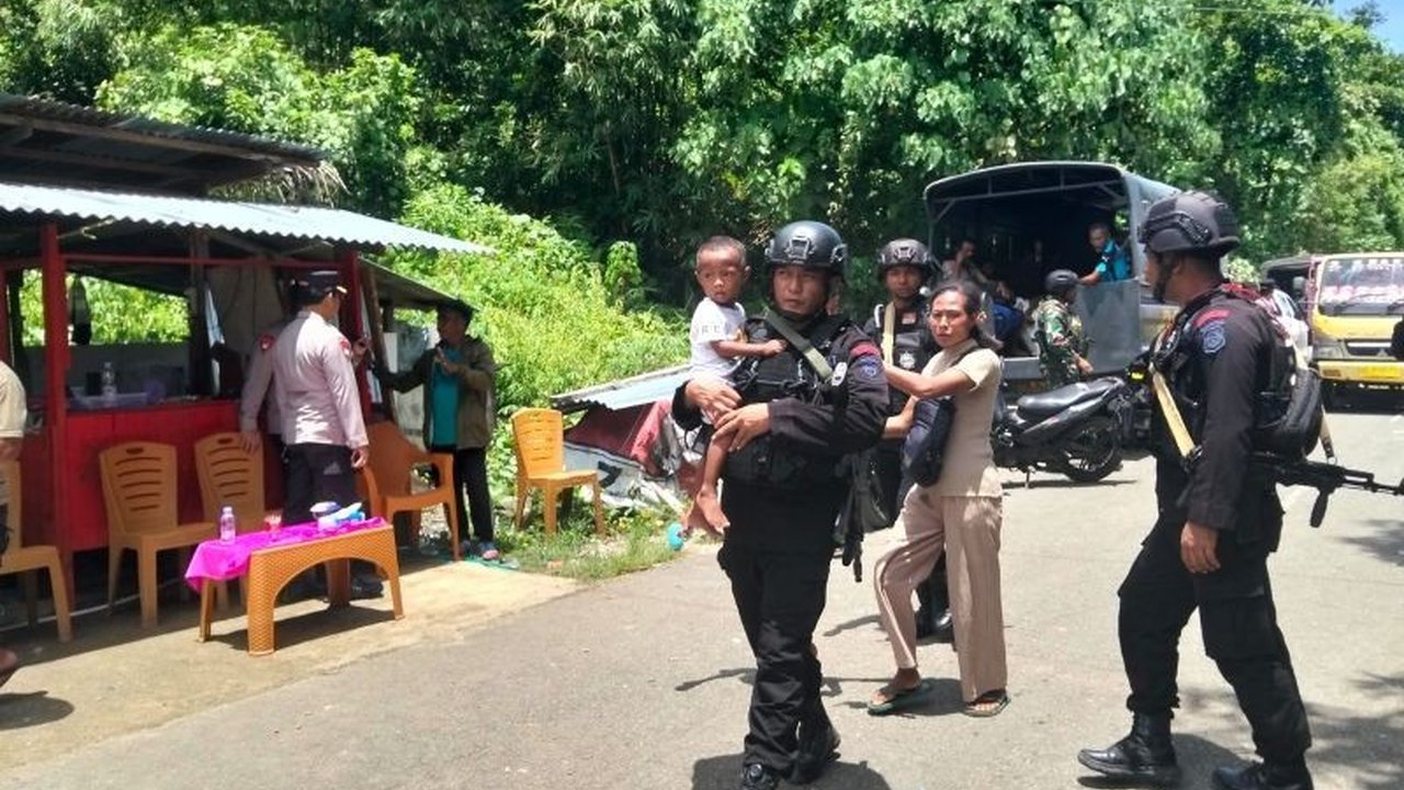 Polda Maluku Utara dan pemerintah daerah mengintensifkan pengawalan polisi Halmahera Tengah, memastikan kepulangan ratusan warga pasca-bentrokan berjalan aman dan kebutuhan dasar terpenuhi.